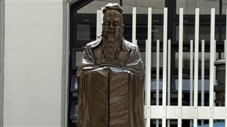 退休前給校園驚喜　台南護專主任捐孔子像