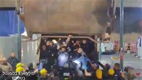 以色列警方在5號公路攔查垃圾車，驚見壓縮艙內藏逾60名非法入境巴勒斯坦人。（圖／翻攝自X平台 @Breaking911）