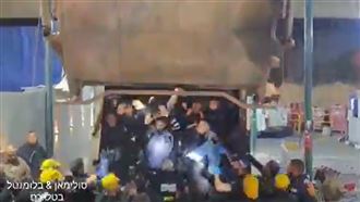 驚！不明液體狂流！垃圾車暗藏60偷渡客