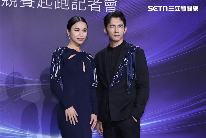 温昇豪(右)與林芯儀(左)出席「2026 HFA 客家時尚獎」(圖/記者田俊彥攝影)