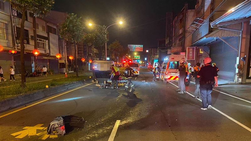 黃男駕駛的自小客撞上分隔島後翻覆,當場受困車內。(圖/翻攝畫面)