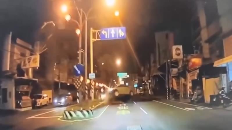 後方車輛拍下車禍瞬間。(圖/翻攝畫面)