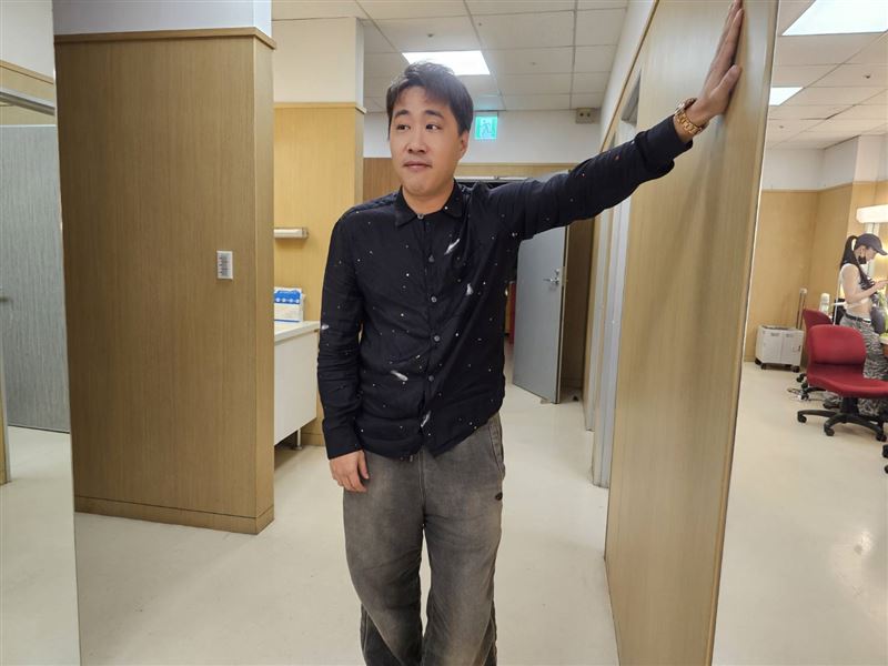 余祥銓談特斯拉違停。(圖/記者蔡維歆攝影)