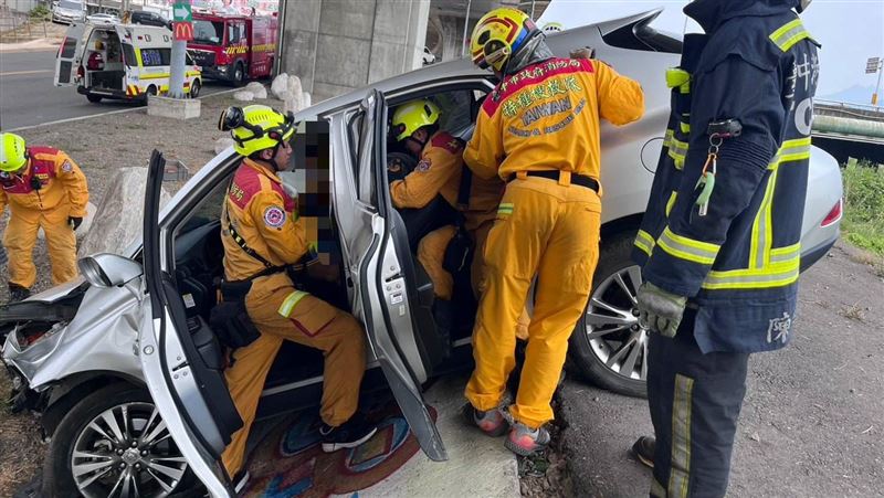 新/66歲伯暴衝上河堤自撞!救出已無呼吸