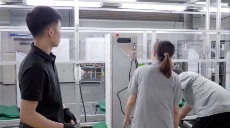 大氣製水設備產線，所有接觸水分的機體組件皆採抗菌材質。（圖／三立永續辦公室提供）