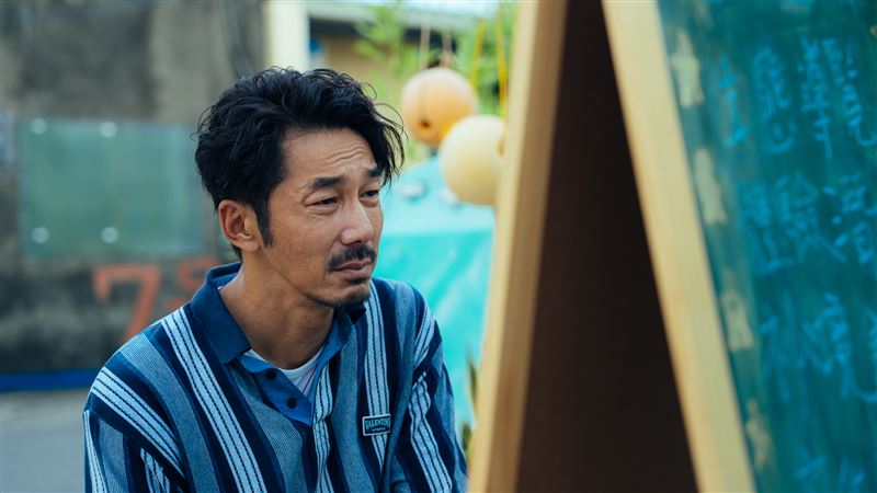 李李仁飾演看似玩世不恭、內心卻始終放不下兒子的「何爸」一角。（圖／有意思國際傳媒、犢影制作提供）