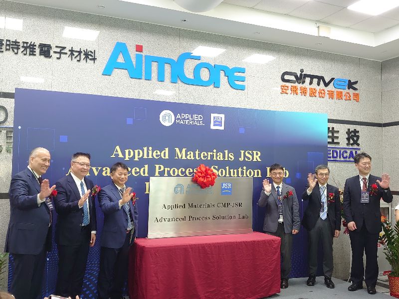 應材JSR平坦製程聯合研究中心落成啟用日商JSR旗下台灣捷時雅電子材料與台灣應用材料合作成立的先進平坦製程解決方案聯合研究中心15日落成啟用，應用材料集團副總裁暨台灣區總裁余定陸（左2）及台積電研究發展副總經理章勳明（左3）出席典禮。中央社記者張建中攝　115年4月15日