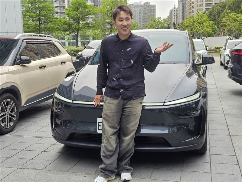 余祥銓開特斯拉新車來錄影。（圖／記者蔡維歆攝影）