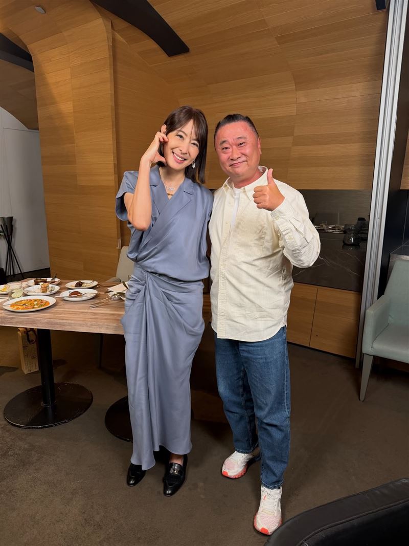 賈永婕合體邰智源，笑說「在看似完全不同的背景下，我們竟然打破框架，有著一樣的思維」。（圖／翻攝自臉書）