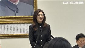 鄭麗文穿中山裝主持中常會。（圖／記者詹宜庭攝影）