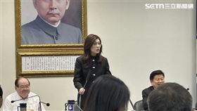 鄭麗文穿中山裝主持中常會。（圖／記者詹宜庭攝影）