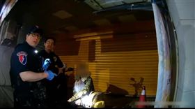 古女抱著詭異的「藍髮女娃」。（圖／翻攝畫面）