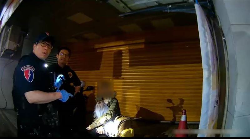 環快龜速遭攔查　女抱詭異藍髮女娃藏毒品