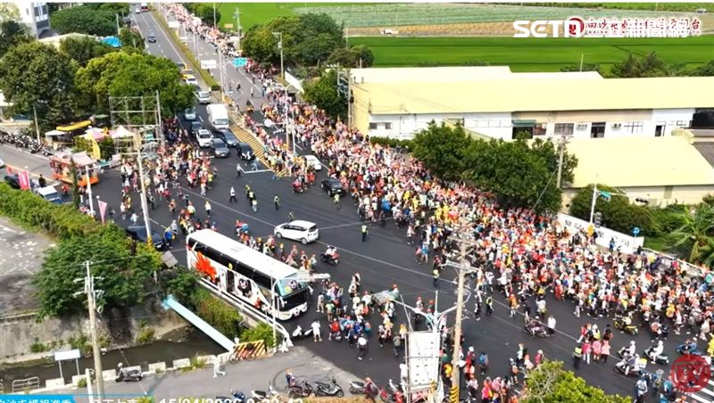 今日上午，白沙屯媽祖鑾轎行經彰化溪州鄉，鄭汝芬率領團隊跪地迎駕，場面引人注目。（圖／翻攝畫面）