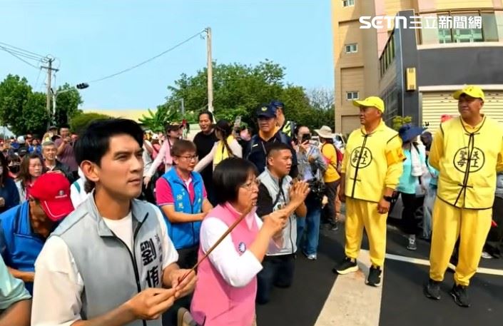 姊弟互爭縣長!母鄭汝芬跪「粉紅超跑」