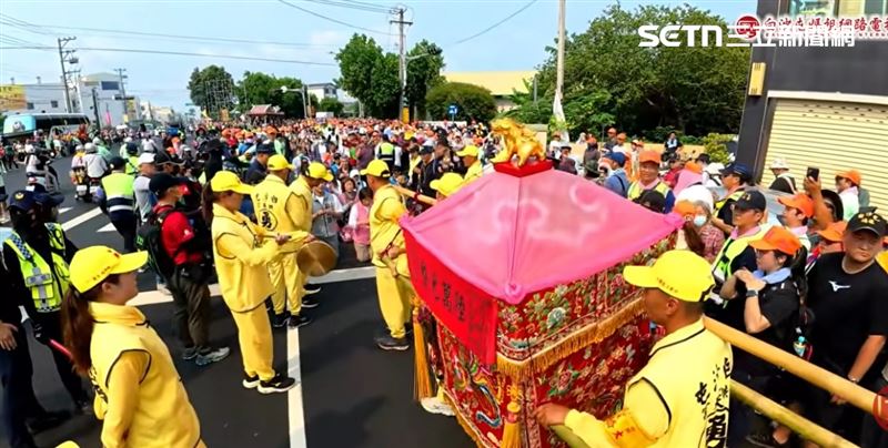 鄭汝芬也隨後透過友人說明當時這一跪並非為了姐弟兩人，而是希望媽祖能進到溪州。（圖／翻攝畫面）