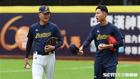 中職37年例行賽，中信兄弟投手教練余文彬（左）和新秀左投錢可倫交談。（圖／記者劉彥池攝影）