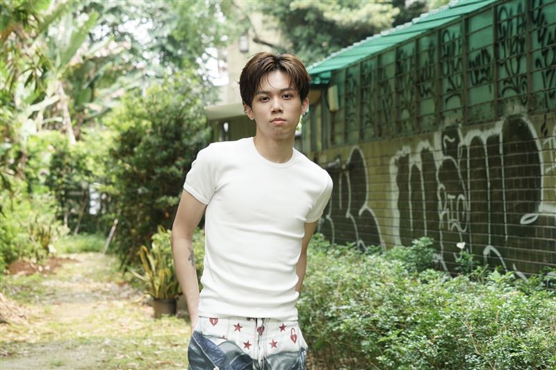 8lak張鈞全身上下多處刺青，右臂內側刺有初戀女友英文名。（圖／記者趙于瑩攝影）