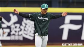 中職37年例行賽，台鋼雄鷹外野手王柏融賽前暖身。（圖／記者劉彥池攝影）