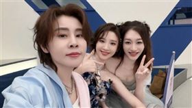 （左起）王濛、唐藝昕、李小冉嗨唱〈心願便利貼〉大走音。（翻攝自微博）