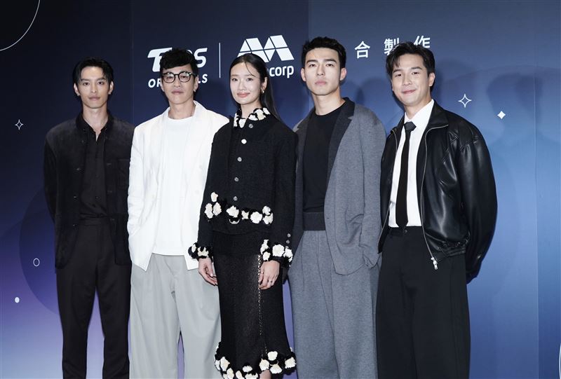 左起曹佑寧、何潤東、Aokbab茱蒂蒙、陳昊森、蔡程俊出席TVBS劇集《對你心動的預言》卡司發布會。（圖／記者趙于瑩攝影）
