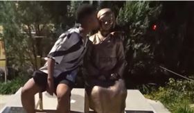 Somali在首爾竟猥褻慰安婦少女銅像。（圖／翻攝直播畫面）