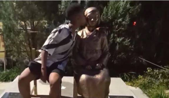 美國網紅瘋狂脫序！猥褻慰安婦少女銅像