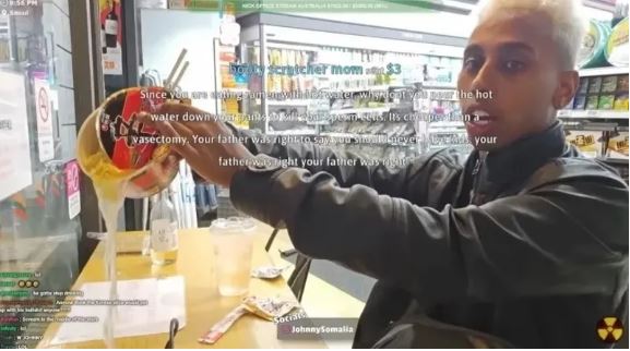 Somali在韓國便利商店故意把泡麵湯倒在桌上。（圖／翻攝直播畫面）