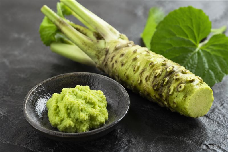 山葵中的「Hexaraphane」可抗慢性發炎，研究顯示，服用8週有助於改善記憶、注意力與判斷力。（圖／AI製圖）