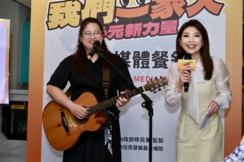 馬來西亞歌手周瑮(左)現場演唱,贏得滿堂彩。(圖/民視提供)