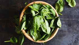 菠菜含有鐵質，但屬非血基質鐵，人體吸收率相對較低。（示意圖／PIXABAY）