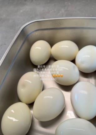 林萱瑜提到，過去Junior煮好蛋後通常都不會先剝殼，沒想到當天打開保鮮盒時，竟發現「有一批新的蛋居然全剝完殼了」，讓林萱瑜又驚又喜，連發多個愛心眼表情表達開心。（圖／翻攝自林萱瑜IG限動）