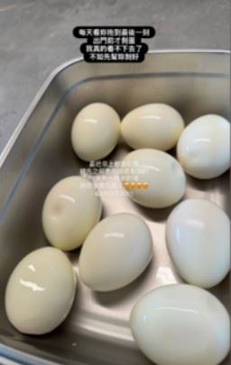 Junior轉發限時動態坦言，「每天看妳拖到最後一刻，出門前才剝蛋，我真的看不下去了，不如先幫妳剝好。」一句話雖帶點碎念，卻滿滿都是對老婆的照顧與體貼。（圖／翻攝自林萱瑜IG限動）