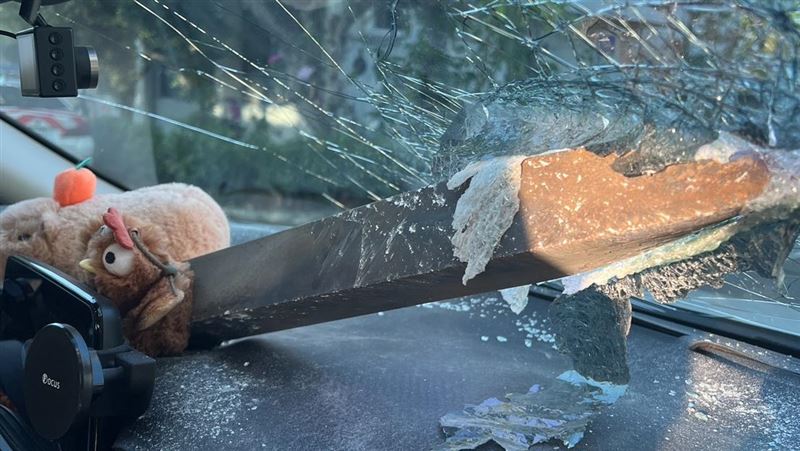 奪命長矛插爆玻璃！國10駕駛死裡逃生