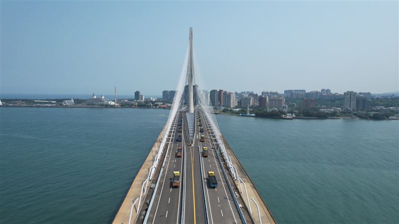 淡江大橋通車倒數 「載重試驗」完成