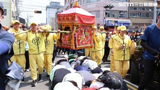 救哥哥！她半夜攔轎跪求媽祖　他奇蹟康復