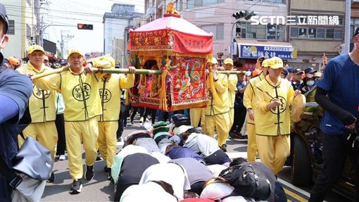 救哥哥！她半夜攔轎跪求媽祖　他奇蹟康復