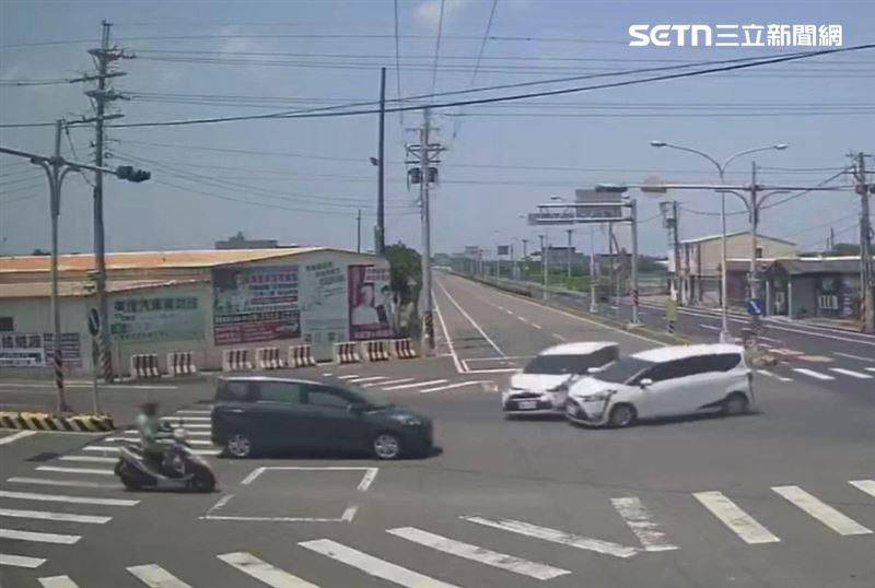三輛轎車在十字路口發生碰撞，沒想到下車一看，參與事故的三輛車竟然「通通都是Toyota Sienta」。（圖／翻攝畫面）