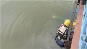 誤以為釣到大魚⋯奮力拉起釣竿竟見女浮屍！南投釣客嚇壞急報警（圖／翻攝畫面）