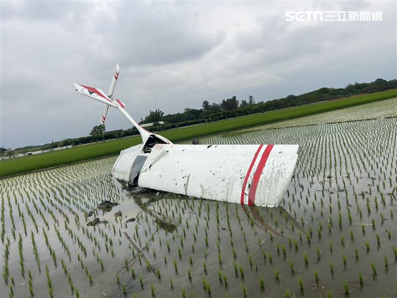 一架未經註冊的輕航機在虎尾墾地農場附近失事墜落，輕航機整個倒栽蔥插進農田內。(圖/民眾授權提供)