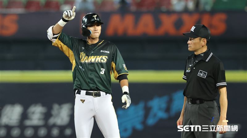 台鋼雄鷹中外野手陳文杰敲出二壘安打，幫助球隊先馳得點。（圖／記者劉彥池攝影）