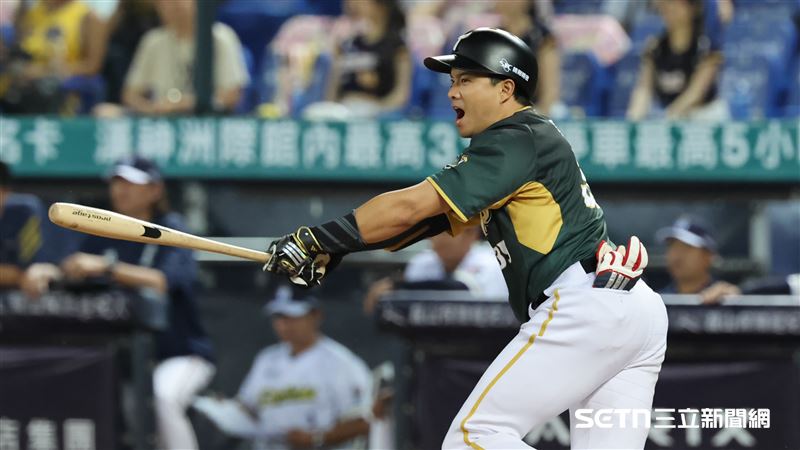 台鋼雄鷹三壘手吳念庭安打帶有2分打點。（圖／記者劉彥池攝影）