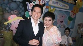 向華強近日罕見分享夫妻相處之道，坦言早已與向太「分房睡」，背後原因與心法一公開，顛覆不少人對婚姻的想像。（圖／翻攝自向太微博）