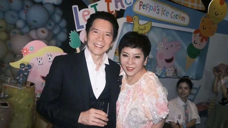 表面恩愛私下分房！向華強一句話打醒全網