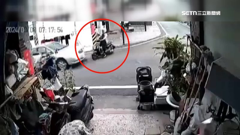 當時美髮師騎著機車正要左轉,遭汽車撞飛