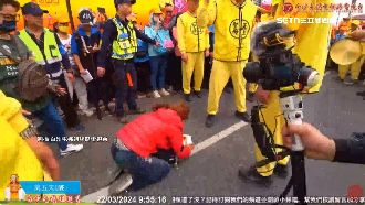 獨／愛女車禍癱坐輪椅　母連3年跪求媽祖