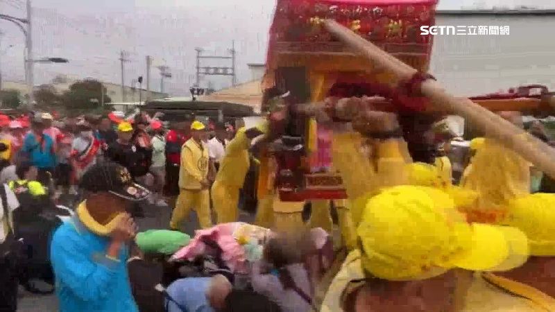 轎班大哥讓母親與女兒鑽轎底