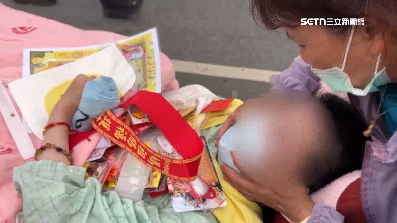 母親對著重傷女兒輕聲說話