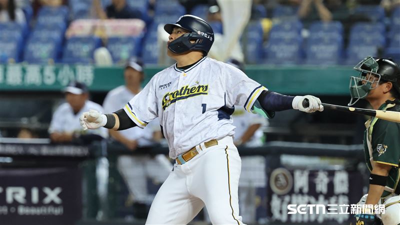 中信兄弟指定打擊曾頌恩打成中外野深遠飛球出局。（圖／記者劉彥池攝影）