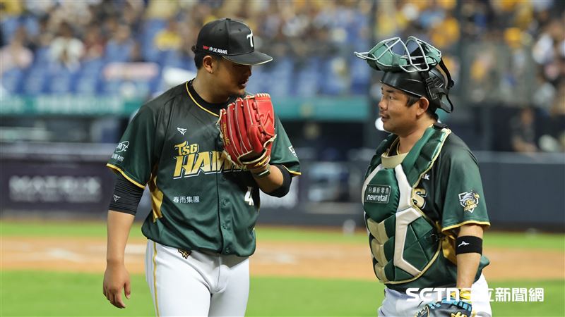 台鋼雄鷹後援投手王躍霖化解壘上有人危機。（圖／記者劉彥池攝影）